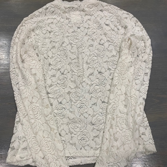 ⭐️Dynamite lace Blouse⭐️ - Picture 2 of 3